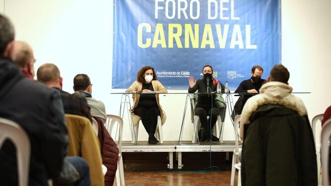 Lola Cazalilla interviene el foro de Carnaval.
