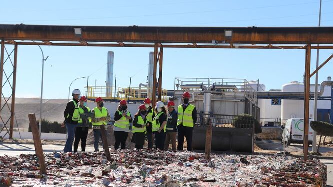 Imagen de una visita institucional al complejo medioambiental de Miramundo