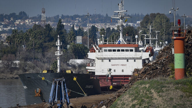 El buque Dakota está descargando residuos tóxicos desde este jueves en el Puerto de Sevilla.