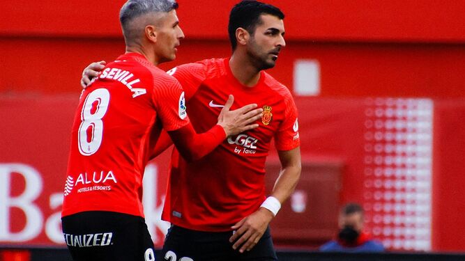 Ángel (d) felicita a Salva Sevilla tras el gol del centrocampista.