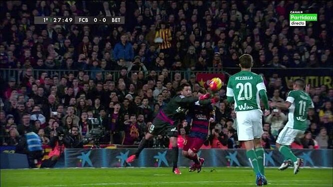 El choque entre Adán y Messi que acabó en penalti.