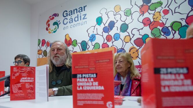 Antonio Vergara y el resto de portavoces de Ganar Cádiz, presentando el documento con las 25 "pistas" sobre la unidad de la izquierda.