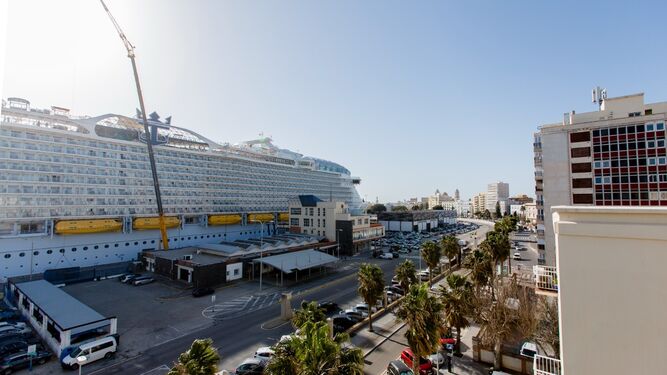 El 'Wonder of the Seas' atracado en el puerto de Cádiz.