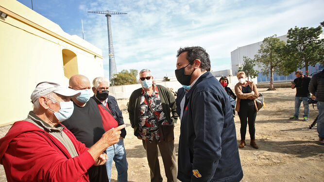 El alcalde habla con vecinos de Puntales en el inicio de las obras de la Edusi en ese barrio.