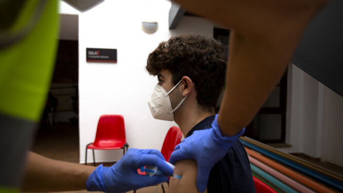 Un joven se pone la primera dosis de la vacuna contra el Covid en Cádiz.
