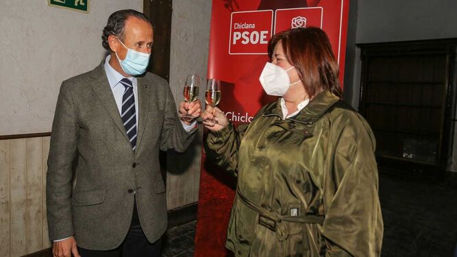 José María Román y Cándida Verdier brindan con vino de Chiclana tras el congreso local del PSOE.