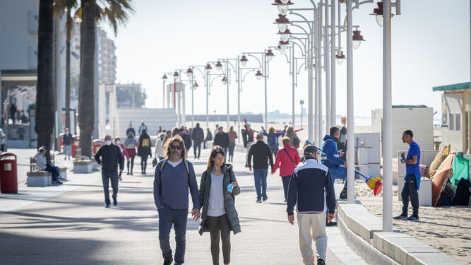 Gente paseando sin mascarilla por el Paseo Marítimo de Cádiz.
