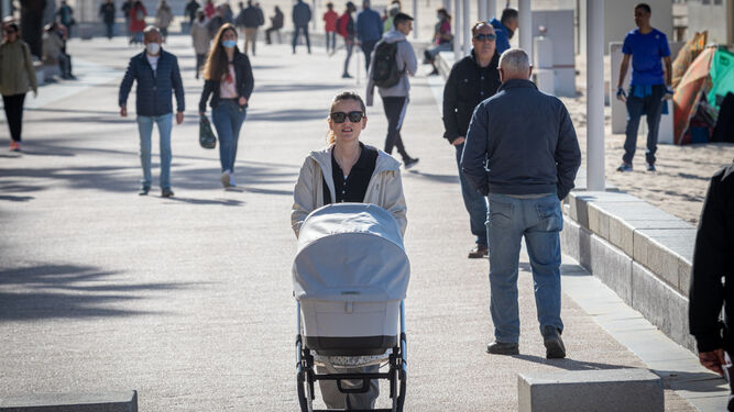 Gente paseando por el paseo marítimo de Cádiz durante los primeros días sin mascarillas en exteriores