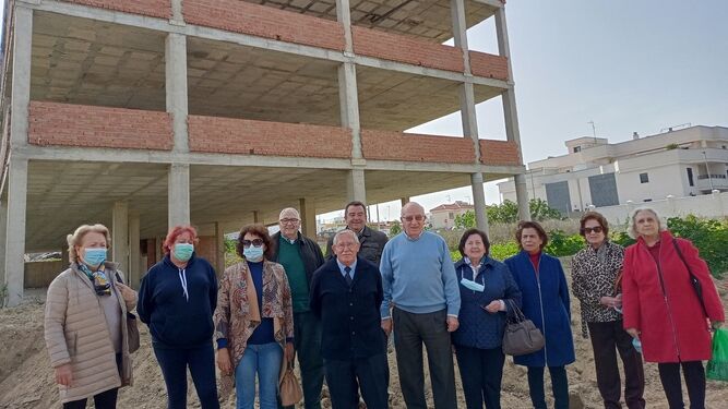 Integrantes de la Fundación Aras junto al edificio en construcción de la futura residencia de ancianos de Sanlúcar.