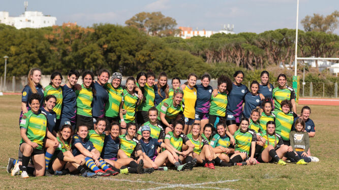 Tras el partido, el equipo femenino del Atlético Portuense posa con su rival Bahía 89.