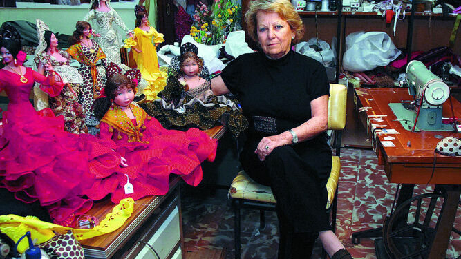Ana Marín rodeada de muñecas en su taller, en una imagen de archivo.