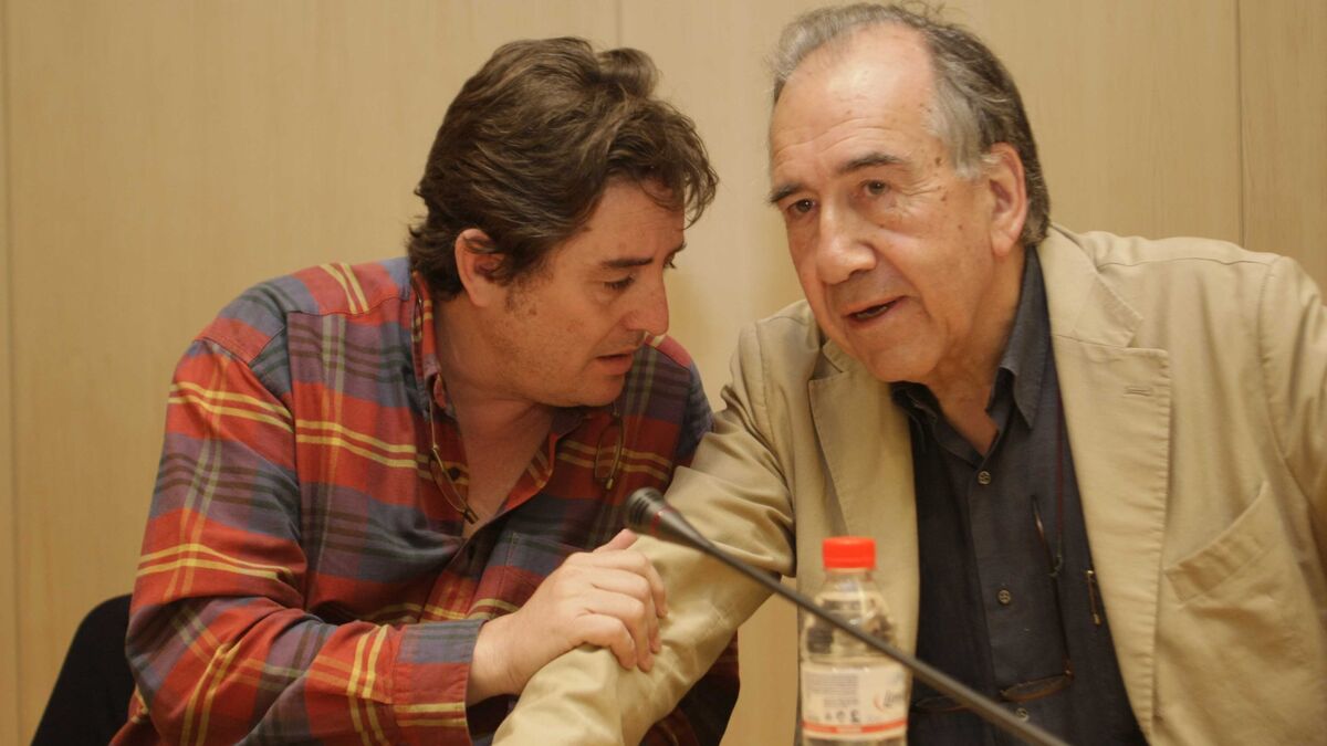 Luis García Montero y Joan Margarit en el Colegio de Arquitectos de Granada en 2011.