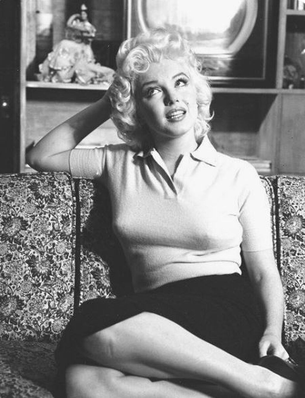 Marilyn Monroe fotografiada con una mu&ntilde;eca detr&aacute;s .