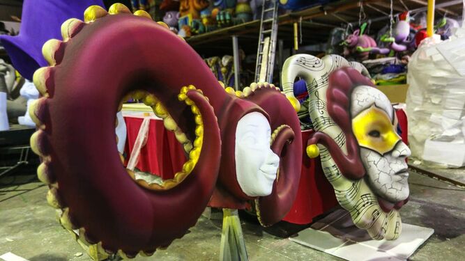 Detalle de los adornos carnavalescos que se utilizarán durante las fiestas.