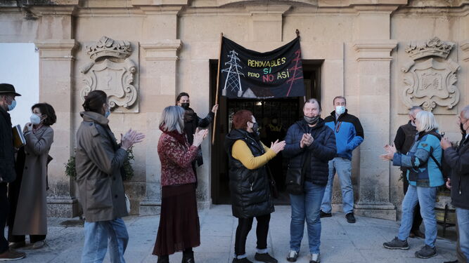 Protesta afectados a las puertas del Ayuntamiento de Ronda.