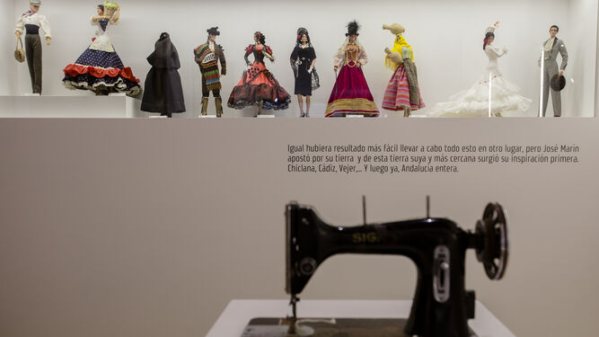 Vitrina con diversos modelos de muñecas de la Colección Marín expuestas en el nuevo museo.
