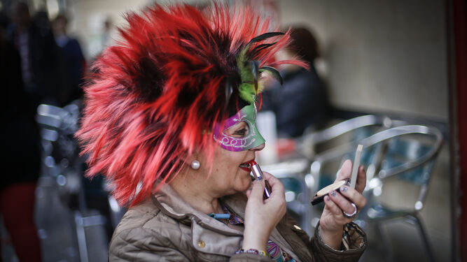 Una turista  ultima su disfraz el lunes de Carnaval , en la plaza de las Flores.