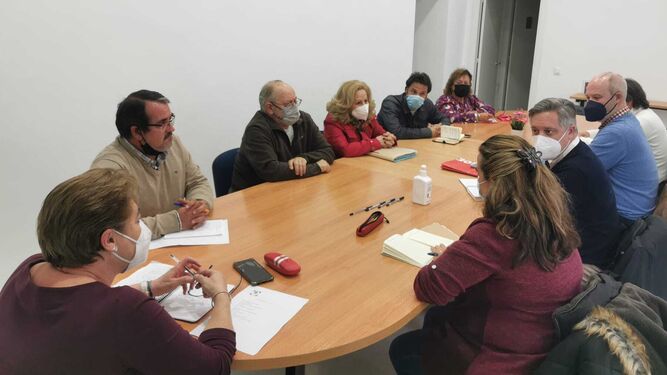 El portavoz del PSOE, Óscar Torres, preside la reunión con Vecinos de Cádiz.
