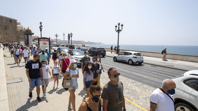 Turistas paseando por Cádiz capital el pasado verano.