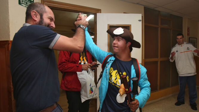 El director de Afanas, Rafa Roldán, recibe a un alumno tras finalizar el camino de Santiago, en una imagen de archivo.