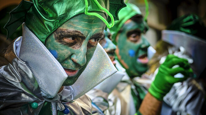 Un componente de una agrupación callejera en el Carnaval 2020, el último que se celebró antes de la pandemia