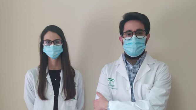Dos de los profesionales de Farmacia del Hospital de Puerto Real