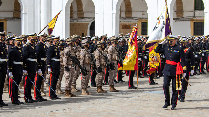 Saludo del comandante general de Infantería de Marina a las fuerzas en formación.