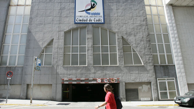 Acceso al aparcamiento de Emasa situado bajo el complejo deportivo Ciudad de Cádiz.