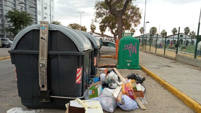 Restos depositados fuera de un contenedor en la zona de El Juncal.
