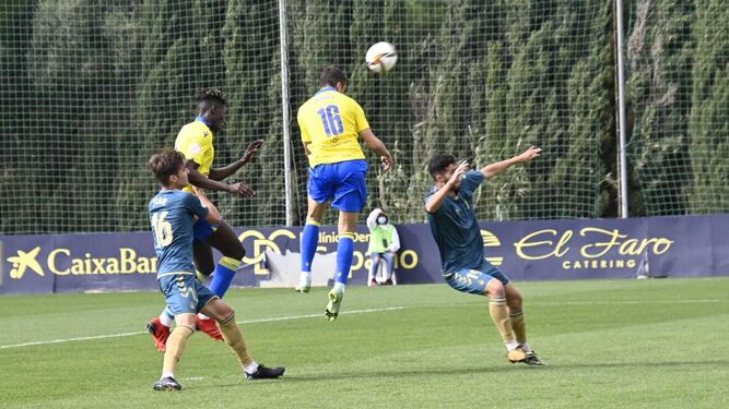 Álvaro Cordero se eleva para cabecear el balón entre Abreu y Juan Rodríguez.