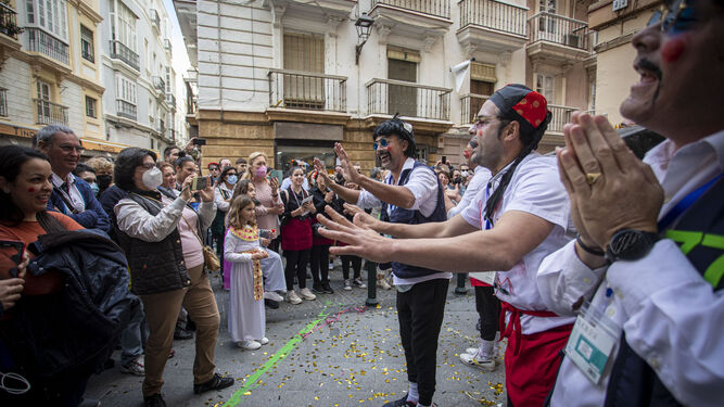 Público y agrupaciones callejeras, la constante del primer domingo de Carnaval no oficial.