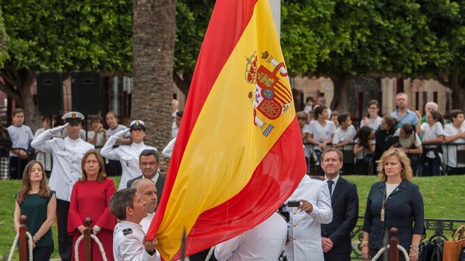 Izado de la bandera de España en un acto institucional, en una imagen de archivo.
