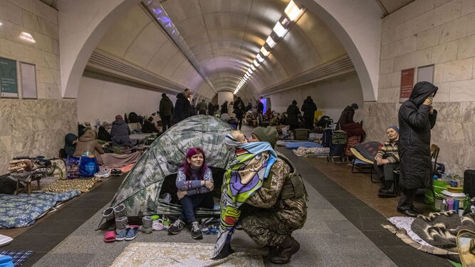 Población ucraniana refugiada en el metro de Kiev.