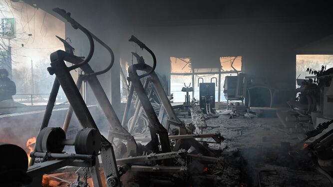 Vista del interior de una tienda de material deportivo, aún en llamas, tras el bombardeo ruso a la torre de televisión de Kiev
