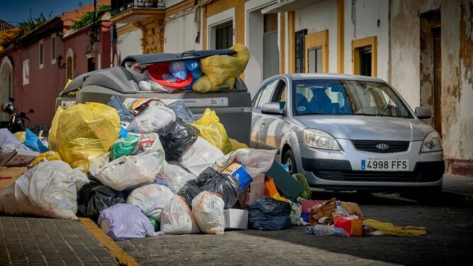 Imagen de una calle céntrica llena de basuras.