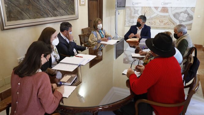 La reunión sobre el futuro centro de salud de Rota se ha celebrado en el Palacio Municipal Castillo de Luna.