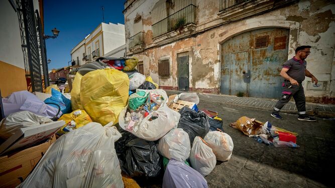 Una imagen de la calle Albareda, plagada de basuras.