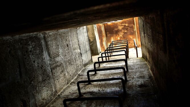 Escalera de acceso a un bunker