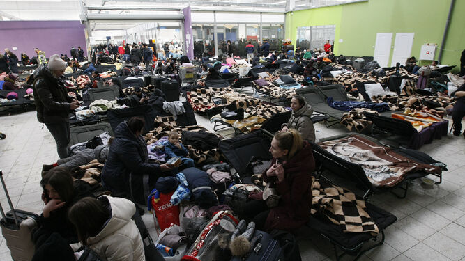 Refugiados ucranianos en un centro comercial en Polonia.
