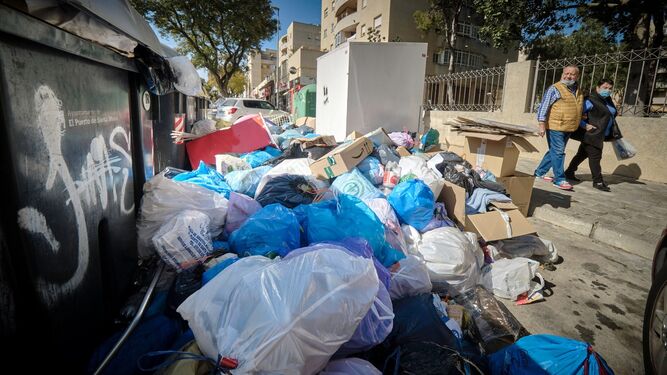 Bolsas de basura acumuladas en la zona sur de la ciudad.