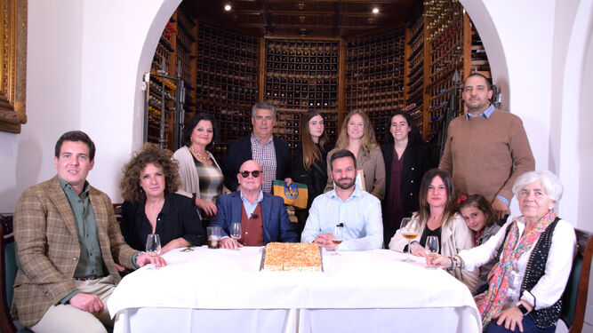 Pepe Mesa, junto a Javier Botella, con familiares y participantes en el homenaje.