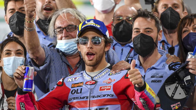 Bastianini celebra su triunfo en MotoGP.