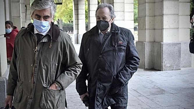 El ex presidente de Invercaria Tomás Pérez-Sauquillo, con su abogado, Javier Vidal, llega a la Audiencia de Sevilla.
