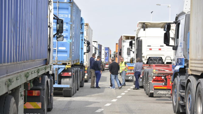 Camiones a la espera de entrar en la terminal de contenedores de Algeciras, en una imagen de archivo.