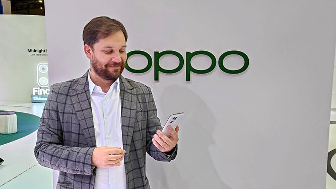 Álvaro Galán, con un Oppo Find X5 Pro, en el stand de Oppo en el Mobile World Congress