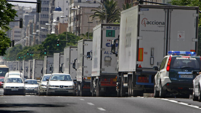 Camiones escoltados por la Policía, en una imagen de archivo.