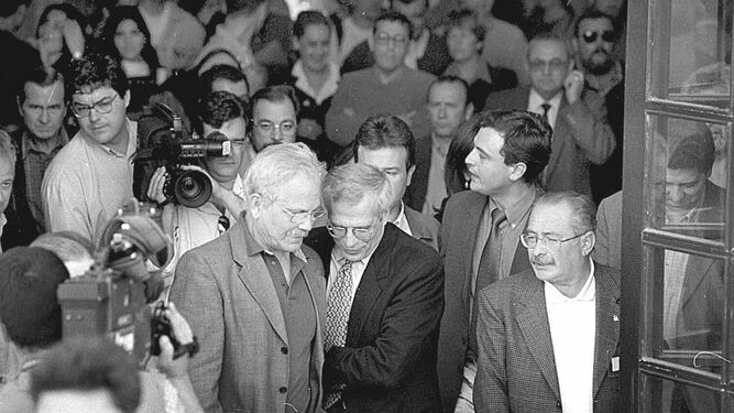 Carlos Díaz con Josep Borrell, en Cádiz en 1998.