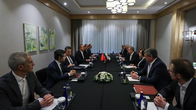 Imagen facilitada por la oficina de prensa del ministerio turco de Asuntos Exteriores, del jefe de la diplomacia turca, Mevlut Cavusoglu (4-i) frente al ministro de Exteriores ruso, Sergei Lavrov, este jueves en Antalya, Turquía.