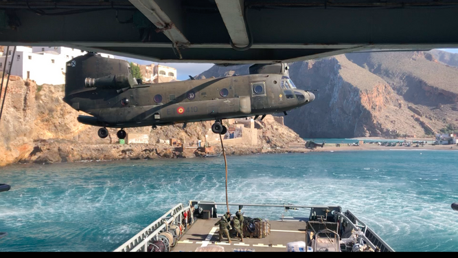 Helicóptero 'HT-17 Chinook' sobre cubierta del 'Mar Caribe'.