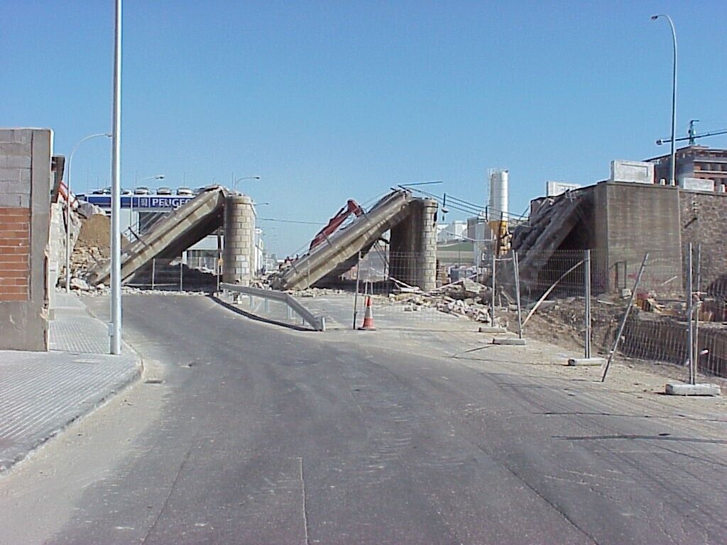 El proyecto de soterramiento se llev&oacute; por delante el hist&oacute;rico puente de la Zona Franca, que conectaba la Avenida con los terrenos del Consorcio.